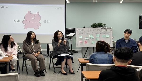 김수경 통일부 차관(가운데)은 지난 16일 통일부 청년 인턴들과 함께 경기도 의정부 소재 탈북 청소년·청년 대안교육기관인 한꿈학교를 방문했다. /출처=통일부 제공