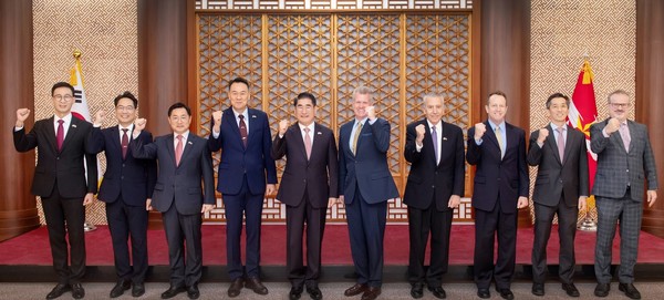 김용현 국방부장관(왼쪽에서 다섯번째)은 지난 9일 방한 중인 미국 인도·태평양사령관 사무엘 파파로 대장(왼쪽 여섯번째)과 업무 만찬을 갖고, 한반도 및 역내 안보 정세 및 동맹 현안에 대해 논의했다. /출처=국방부 제공